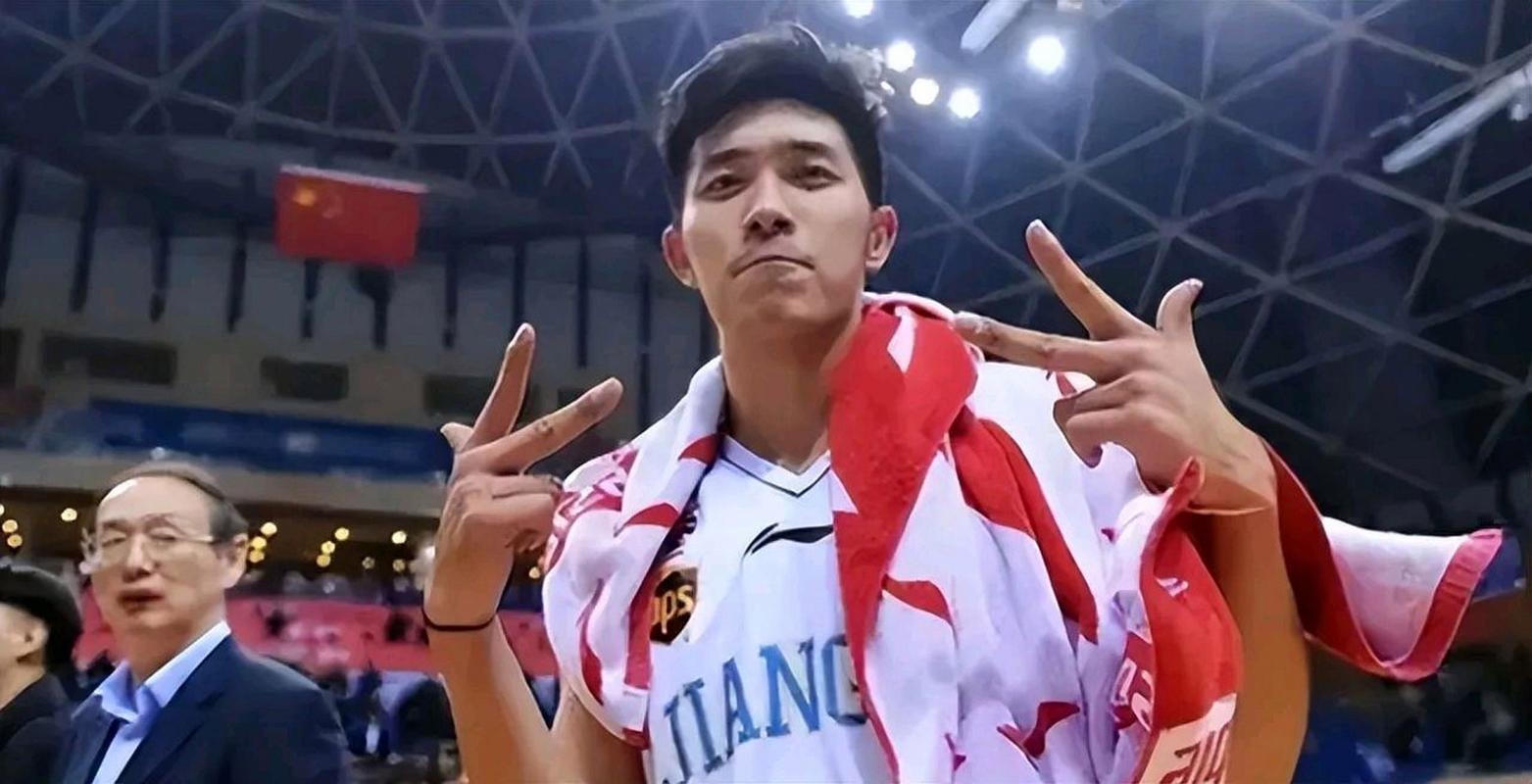 B体育快讯:江苏肯帝亚大胜四川蓝鲸,吴冠希统治篮下,江苏肯帝亚11号吴冠希